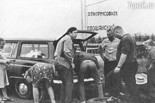 «По дороге на отдых у нас пробило колесо. Космонавт Герман Титов ехал мимо, узнал Никулина и остановился, чтобы помочь» «По дороге на отдых у нас пробило колесо. Космонавт Герман Титов ехал мимо, узнал Никулина и остановился, чтобы помочь»