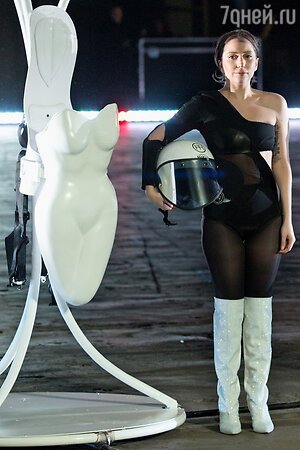 Леди Гага (Lady Gaga) и ее "летающее платье" Леди Гага (Lady Gaga) и ее "летающее платье"