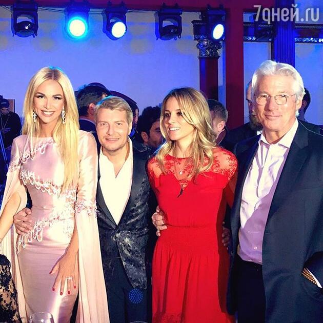 Виктория Лопырева с женихом Николаем Басковым, Ричардом Гиром и его подругой Алехандрой Виктория Лопырева с женихом Николаем Басковым, Ричардом Гиром и его подругой Алехандрой