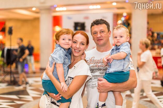 Галина Боб с сыновьями Андреем и Левой и мужем Сергеем Корягиным Галина Боб с сыновьями Андреем и Левой и мужем Сергеем Корягиным