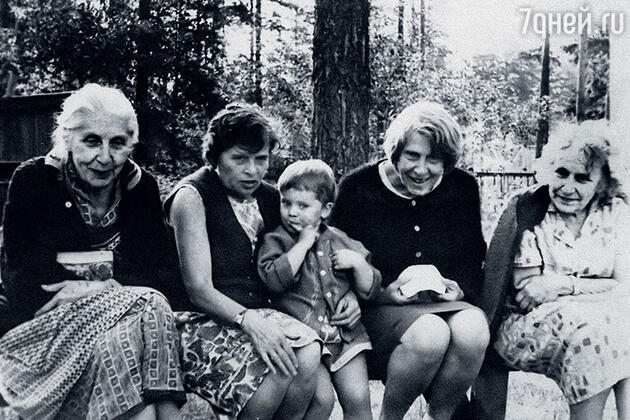 Со мной все мои бабушки (слева направо): Ольга Константиновна — мама моего отца, Ксения Федоровна — мамина мама, Дагмара Артуровна (сестра дедушки Бруно) и Татьяна Константиновна — папина тетя Со мной все мои бабушки (слева направо): Ольга Константиновна — мама моего отца, Ксения Федоровна — мамина мама, Дагмара Артуровна (сестра дедушки Бруно) и Татьяна Константиновна — папина тетя