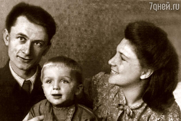 С мамой Мартой Борисовной и отцом Юрием Викторовичем С мамой Мартой Борисовной и отцом Юрием Викторовичем