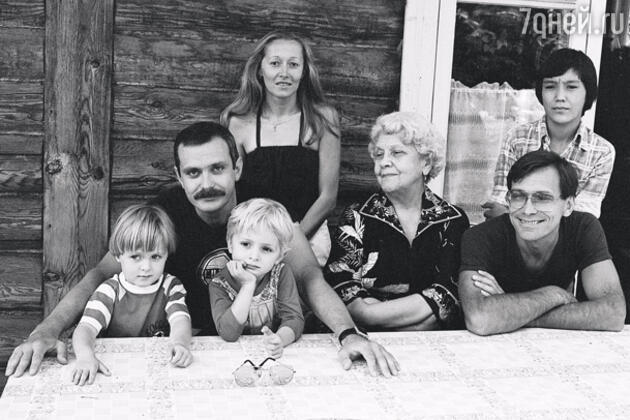 Семья Михалковых на даче. (Слева направо: Никита Михалков с Аней, Темой и женой Татьяной, Наталья Петровна, Андрей Кончаловский с сыном Егором.) Николина Гора, конец 1970-х годов Семья Михалковых на даче. (Слева направо: Никита Михалков с Аней, Темой и женой Татьяной, Наталья Петровна, Андрей Кончаловский с сыном Егором.) Николина Гора, конец 1970-х годов
