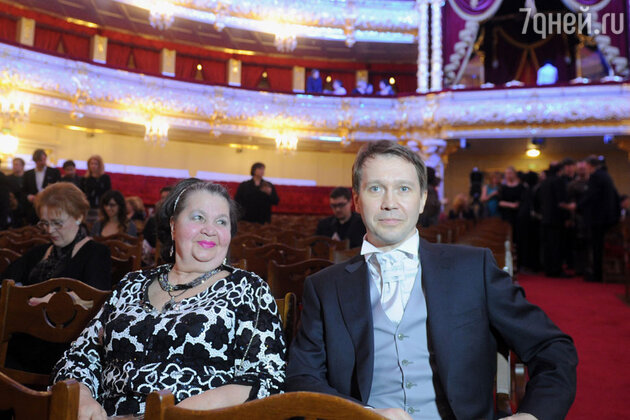 Евгений Миронов с мамой Тамарой Петровной на церемонии вручения театральной премии «Золотая маска» Евгений Миронов с мамой Тамарой Петровной на церемонии вручения театральной премии «Золотая маска»