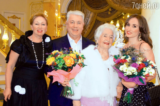 Владимир Винокур на грандиозном праздновании 90-летия мамы, Анны Юльевны, с женой Тамарой и дочкой Настей Владимир Винокур на грандиозном праздновании 90-летия мамы, Анны Юльевны, с женой Тамарой и дочкой Настей