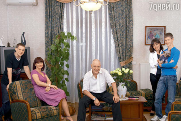 «После двух неудачных попыток создать семью у меня развился комплекс и я находился в состоянии отчаянной депрессии. Но Маша у меня — мудрая. В ответ на все мои мучительные переживания она говорила в основном два слова: «дурак» и «люблю». Очевидно, эта комбинация и сдвинула меня с мертвой точки» «После двух неудачных попыток создать семью у меня развился комплекс и я находился в состоянии отчаянной депрессии. Но Маша у меня — мудрая. В ответ на все мои мучительные переживания она говорила в основном два слова: «дурак» и «люблю». Очевидно, эта комбинация и сдвинула меня с мертвой точки»