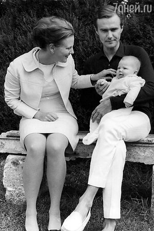 Король Хенрик и королева Маргрете с Фредериком, 1968 г. Король Хенрик и королева Маргрете с Фредериком, 1968 г.
