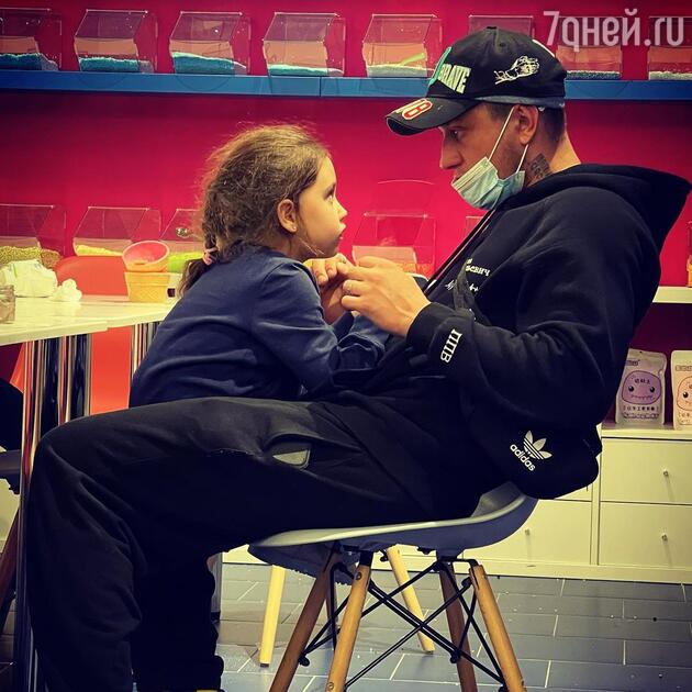 Павел Прилучный с дочерью Мией Павел Прилучный с дочерью Мией