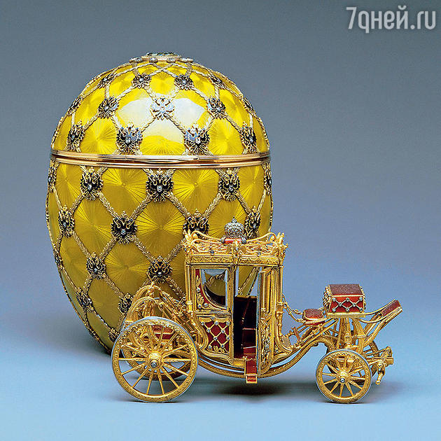 Пасхальное яйцо и миниатюрная копия кареты Пасхальное яйцо и миниатюрная копия кареты