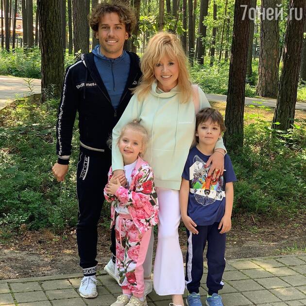 Максим Галкин и Алла Пугачева с детьми Лизой и Гарри Максим Галкин и Алла Пугачева с детьми Лизой и Гарри