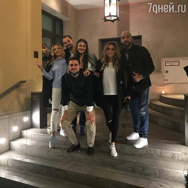 Анна Хилькевич с мужем и друзьями Анна Хилькевич с мужем и друзьями