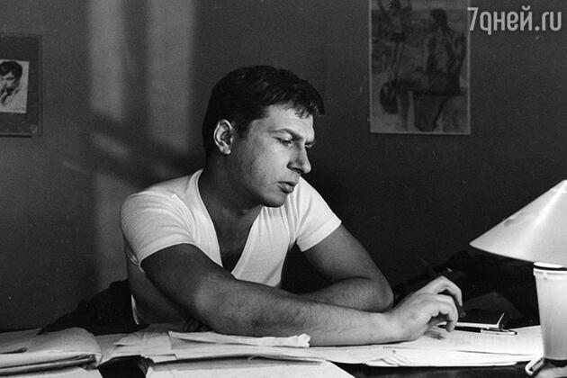 Игорь Кваша в 1955 году окончил Школу-студию МХАТ Игорь Кваша в 1955 году окончил Школу-студию МХАТ