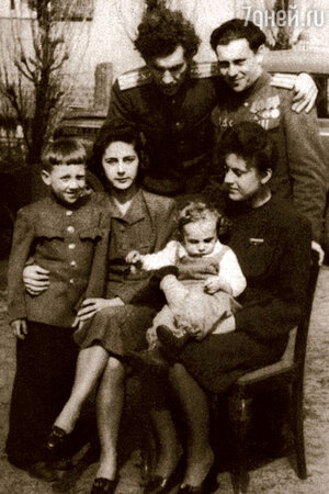 Одна из первых послевоенных фотографий: братья Алексей и Семен Высоцкие, Володя, его мачеха Евгения Степановна, моя мама, на коленях у которой сидит мой родной старший брат Саша Одна из первых послевоенных фотографий: братья Алексей и Семен Высоцкие, Володя, его мачеха Евгения Степановна, моя мама, на коленях у которой сидит мой родной старший брат Саша
