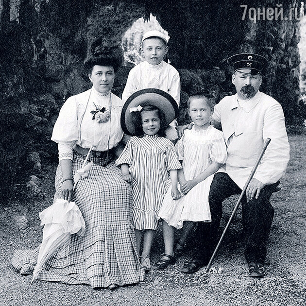 Лев Кекушев с женой Анной Ионовной и детьми — Николаем, Татьяной и Екатериной Лев Кекушев с женой Анной Ионовной и детьми — Николаем, Татьяной и Екатериной