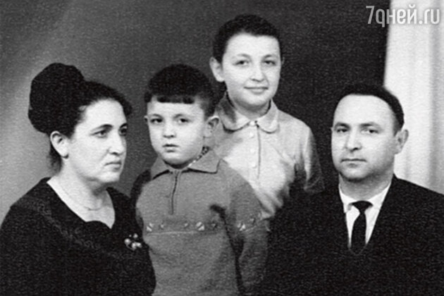 Игорь с сестрой Светланой и родителями Софьей Григорьевной и Яковом Соломоновичем. 1965 г. Игорь с сестрой Светланой и родителями Софьей Григорьевной и Яковом Соломоновичем. 1965 г.