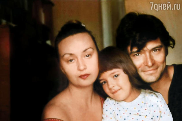 С мамой Татьяной Владимировной и папой Андреем Владимировичем. В Ленинграде мы жили в огромной коммуналке С мамой Татьяной Владимировной и папой Андреем Владимировичем. В Ленинграде мы жили в огромной коммуналке