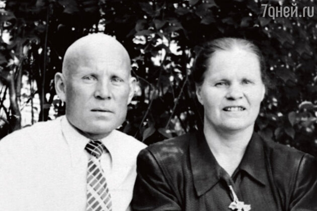 Родители — Василий Павлович и Александра Ивановна. Свердловск, 1958 г. Родители — Василий Павлович и Александра Ивановна. Свердловск, 1958 г.