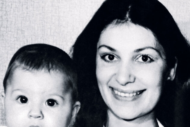 10 августа 1983 года я услышала от акушерки заветное: «Поздравляю,
мамаша. Девочка!» Нина с Алиной 10 августа 1983 года я услышала от акушерки заветное: «Поздравляю,
мамаша. Девочка!» Нина с Алиной