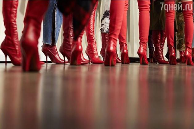 Все модели на показе Fendi вышли на подиум исключительно в красных сапогах Все модели на показе Fendi вышли на подиум исключительно в красных сапогах