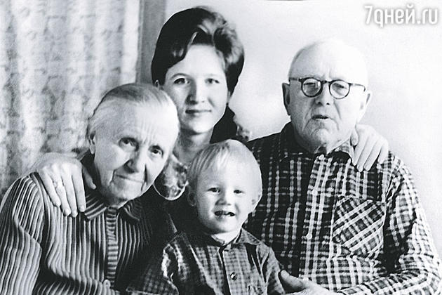 Бабушку и неродного дедушку, с которыми прожила в Смоленске до 15 лет, я называла мамой и папой.(Лена с сыном, бабушкой Лизой и дедом Пашей) Бабушку и неродного дедушку, с которыми прожила в Смоленске до 15 лет, я называла мамой и папой.(Лена с сыном, бабушкой Лизой и дедом Пашей)