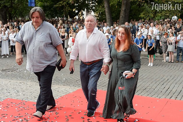 Александр Велединский, Юрий Кузнецов с дочкой Александр Велединский, Юрий Кузнецов с дочкой