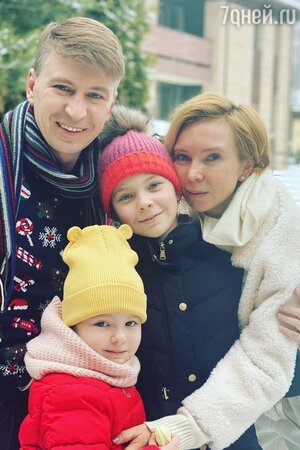 Алексей Ягудин и Татьяна Тотьмянина с дочерьми Алексей Ягудин и Татьяна Тотьмянина с дочерьми