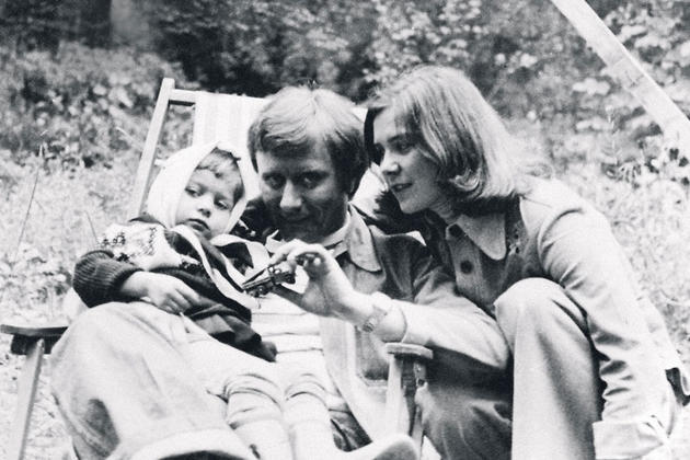 Маше три годика. С папой — Андреем Мироновым и мамой — Ларисой Голубкиной Маше три годика. С папой — Андреем Мироновым и мамой — Ларисой Голубкиной