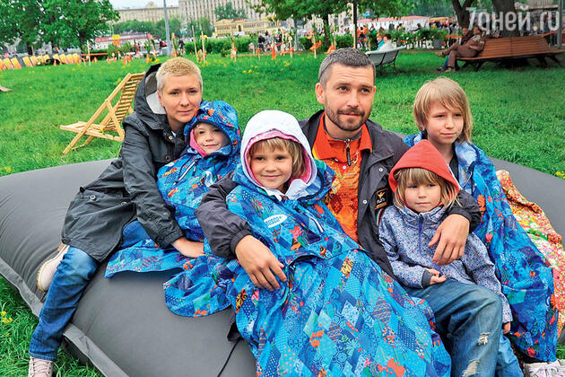 Владимир Кристовский с бывшей женой Лерой и дочерьми — Умой, Станиславой, Мией и Ясмин Владимир Кристовский с бывшей женой Лерой и дочерьми — Умой, Станиславой, Мией и Ясмин