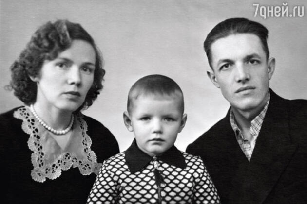 Саша с мамой Раисой Георгиевной и отцом Владимиром Александровичем. 1959 г. Саша с мамой Раисой Георгиевной и отцом Владимиром Александровичем. 1959 г.