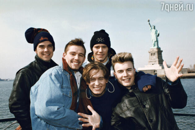 Группа «Take That» (слева направо): Робби Уильямс, Джейсон Оранж, Марк Оуэн, Говард Дональд и Гэри Барлоу, 1995 г. Группа «Take That» (слева направо): Робби Уильямс, Джейсон Оранж, Марк Оуэн, Говард Дональд и Гэри Барлоу, 1995 г.