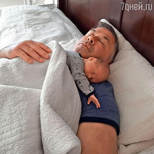 Алек Болдуин с сыном Рафаэлем Томасом Алек Болдуин с сыном Рафаэлем Томасом