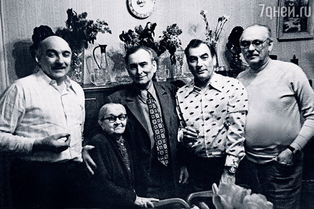Петр Глебов с родным братом Федором (крайний слева), Машухой, Сергеем Кристи и Сергеем Михалковым Петр Глебов с родным братом Федором (крайний слева), Машухой, Сергеем Кристи и Сергеем Михалковым