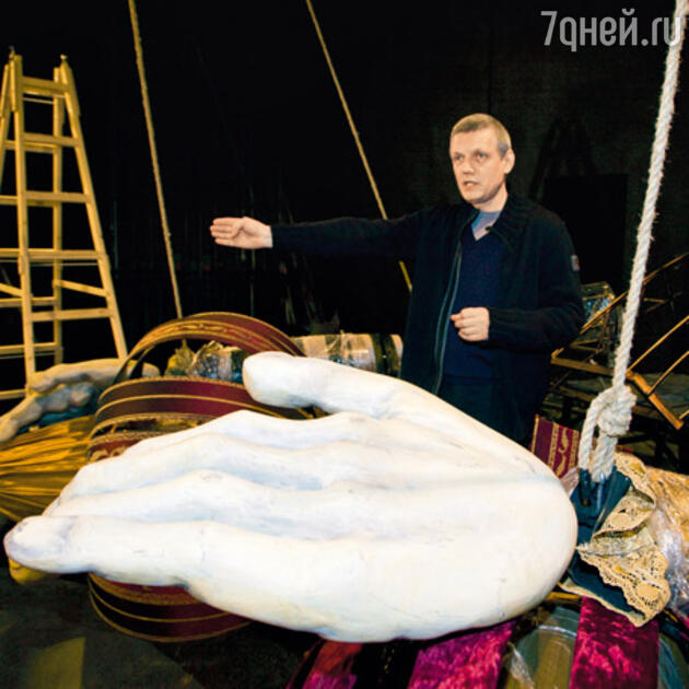 Александр Галибин в декорациях спектакля «Бабьи сплетни» Александр Галибин в декорациях спектакля «Бабьи сплетни»