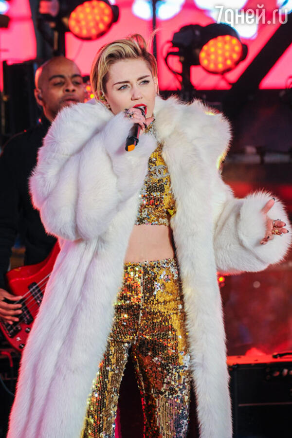   (Miley Cyrus)    Times Square New Year's Eve celebration


