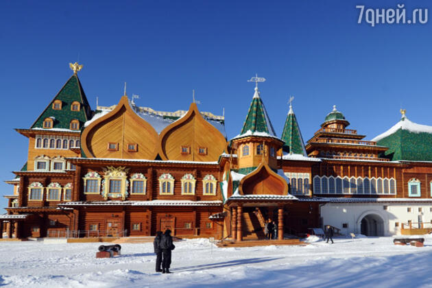 В Коломенском открыт для посещения дворец царя Алексея Михайловича. В деревянном дворце 24 зала, в которых воссозданы интерьеры ХVII века, а сейчас еще и размещена выставка «Сокровища русского искусства XVII века» В Коломенском открыт для посещения дворец царя Алексея Михайловича. В деревянном дворце 24 зала, в которых воссозданы интерьеры ХVII века, а сейчас еще и размещена выставка «Сокровища русского искусства XVII века»