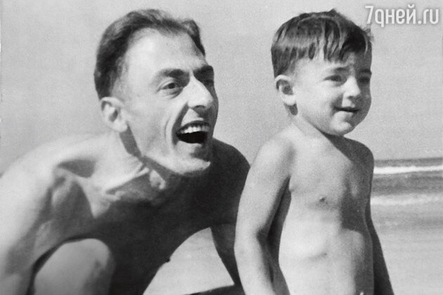 «Родители целый год копили деньги, чтобы меня на море отправить». (Михаил Боярский с отцом Сергеем Александровичем на Рижском взморье. 1951 г.) «Родители целый год копили деньги, чтобы меня на море отправить». (Михаил Боярский с отцом Сергеем Александровичем на Рижском взморье. 1951 г.)