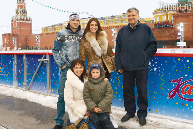 Настя с родителями Мариной Борисовной и Василием Васильевичем, братом Даниилом и племянником Давидом. Март 2008 г. Настя с родителями Мариной Борисовной и Василием Васильевичем, братом Даниилом и племянником Давидом. Март 2008 г.