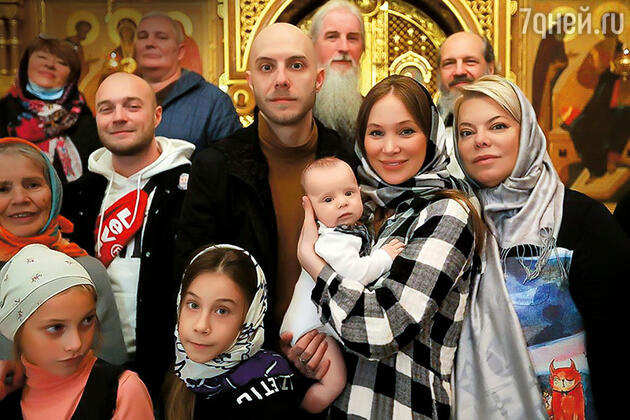 Яна Поплавская c сыном Климом и его женой Евгенией Яна Поплавская c сыном Климом и его женой Евгенией