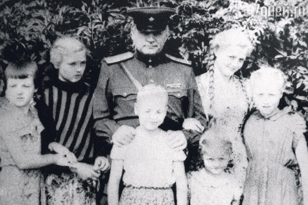 С папой Николаем Илларионовичем и старшими сестрами. Слева направо: Светлана, Елена, Наталья, Римма и Любовь. Германия, 1954 г. С папой Николаем Илларионовичем и старшими сестрами. Слева направо: Светлана, Елена, Наталья, Римма и Любовь. Германия, 1954 г.