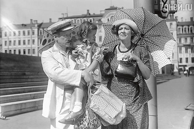 Фаина Раневская с Петром Репниным в фильме «Подкидыш». 1939 г. Фаина Раневская с Петром Репниным в фильме «Подкидыш». 1939 г.