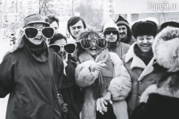Алла любила повеселиться, но к работе относилась серьезно. Не дай бог,
что-нибудь сорвется! Размажет по стенке. (На фото я справа от нее) Алла любила повеселиться, но к работе относилась серьезно. Не дай бог,
что-нибудь сорвется! Размажет по стенке. (На фото я справа от нее)