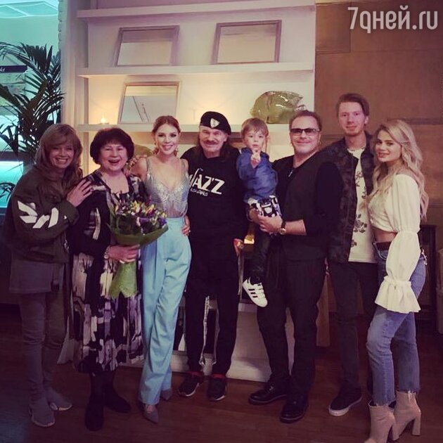 Владимир и Елена Пресняковы с сыном Владимиром, Натальей Подольской и внуками: Никитой с женой Аленой и Артемием Владимир и Елена Пресняковы с сыном Владимиром, Натальей Подольской и внуками: Никитой с женой Аленой и Артемием