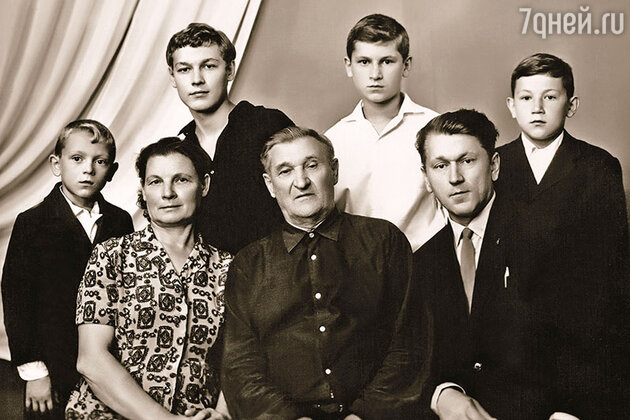 Вячеслав Воскресенский (второй слева) с дедом, родителями — Елизаветой Игнатьевной и Константином Александровичем — и младшими братьями Вячеслав Воскресенский (второй слева) с дедом, родителями — Елизаветой Игнатьевной и Константином Александровичем — и младшими братьями