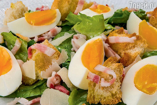 Теплый салат с яйцом и беконом Теплый салат с яйцом и беконом