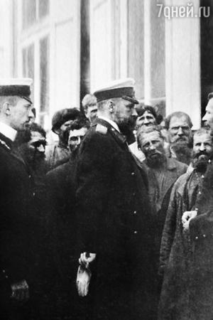 Министр внутренних дел Петр Аркадьевич Столыпин (в центре) в селе Булгаковке Вольского уезда Саратовской губернии. 1906 год Министр внутренних дел Петр Аркадьевич Столыпин (в центре) в селе Булгаковке Вольского уезда Саратовской губернии. 1906 год