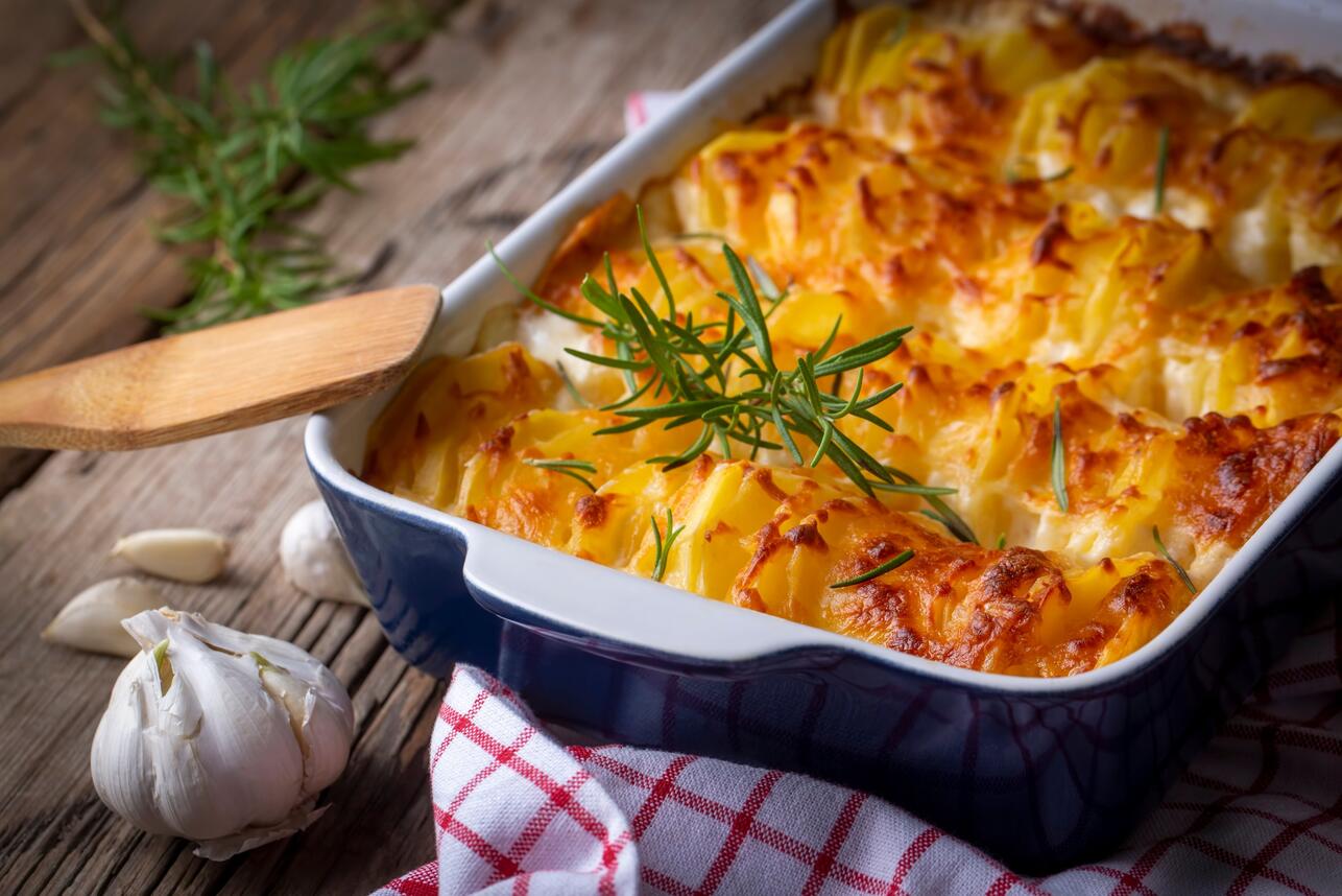 Картофельная запеканка с румяной сырной корочкой в керамической форме