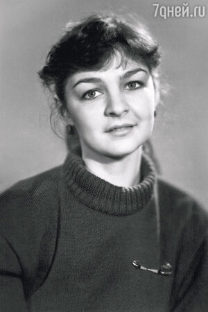 В 1984 году я пришла в «Сатирикон». За плечами осталось Щукинское училище. В настоящем — судьба (если повезет) характерной актрисы и брак с замечательным актером Юрием Нифонтовым В 1984 году я пришла в «Сатирикон». За плечами осталось Щукинское училище. В настоящем — судьба (если повезет) характерной актрисы и брак с замечательным актером Юрием Нифонтовым