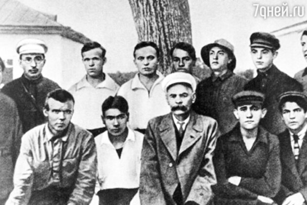 Максим Горький (в центре) с юными колонистами из трудовой колонии.
Слева (во втором ряду ) Антон Макаренко - основатель детской комунны. Максим Горький (в центре) с юными колонистами из трудовой колонии.
Слева (во втором ряду ) Антон Макаренко - основатель детской комунны.