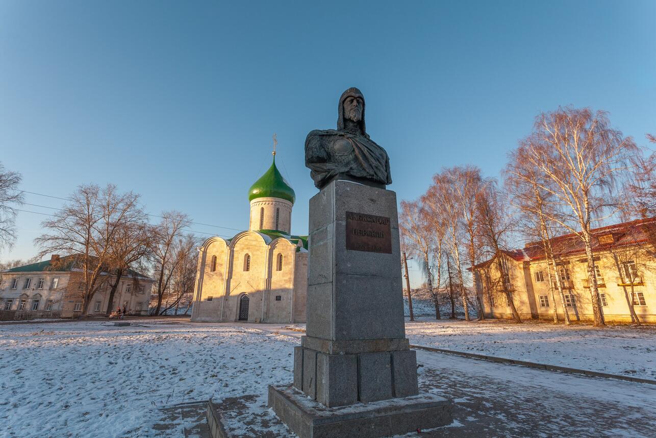 Памятник Александру Невскому на Красной площади в Переславле-Залесском, фото