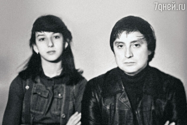 «У Алики с первых дней вырисовывался упрямый и независимый характер. Она и на сцену пробивалась самостоятельно, хоть я и пугал ее страшными картинами из артистической жизни» «У Алики с первых дней вырисовывался упрямый и независимый характер. Она и на сцену пробивалась самостоятельно, хоть я и пугал ее страшными картинами из артистической жизни»